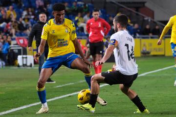 Marvin pelea con Gayà por una pelota durante un duelo entre la UD Las Palmas y el Valencia del curso pasado. 
