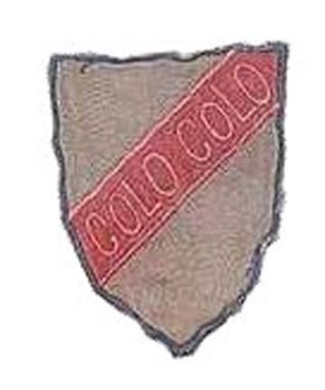 Primer escudo de Colo Colo. El nombre en diagonal y los colores de la bandera chilena en fondo blanco.