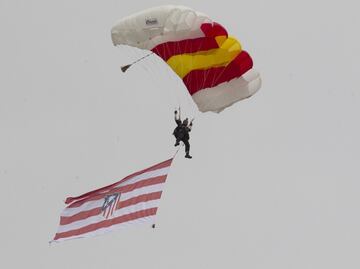 Un paracaidista baja con la bandera del Atlético.