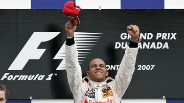 La primera victoria en F1 jamás se olvida, y más si la consigues como novato en tu sexta carrera en el Mundial y tras haber conseguido tu primera pole. Aquel fue un fin de semana redondo de Hamilton con su primer McLaren. Luego llegarían tres más en esa intensa lucha con Alonso que se acabaría llevando Raikkonen.