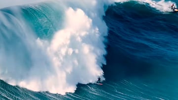 Carlos Burle a punto de ser cazado por una ola en Nazaré, 2025