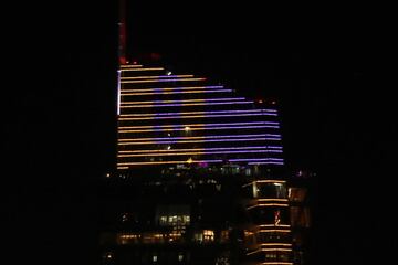 Los Angeles (United States), 28/01/2020.- The number 8 is displayed on the Wilshire Grand Center as Los Angeles Lakers' fans at L.A.