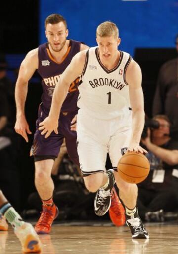 PBX13. New Orleans (United States), 15/02/2014.- Team Webber Mason Plumlee of the Brooklyn Nets (R) breaks downcourt with with his brother Team Hill Miles Plumlee of the Phoenix Suns (L) in hot pursuit in first half action of the BBVA Compass Rising Star Challenge basketball game in New Orleans, Louisiana, USA, 14 February 2014. The Rising Stars Challenge is an exhibition game pitting first-year NBA players against second-year NBA players. EFE/EPA/ERIK S. LESSER CORBIS OUT