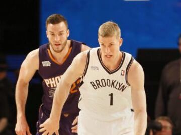 PBX13. New Orleans (United States), 15/02/2014.- Team Webber Mason Plumlee of the Brooklyn Nets (R) breaks downcourt with with his brother Team Hill Miles Plumlee of the Phoenix Suns (L) in hot pursuit in first half action of the BBVA Compass Rising Star Challenge basketball game in New Orleans, Louisiana, USA, 14 February 2014. The Rising Stars Challenge is an exhibition game pitting first-year NBA players against second-year NBA players. EFE/EPA/ERIK S. LESSER CORBIS OUT