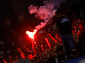 Lanzamiento de bengalas, insultos, saludos nazis... durante el encuentro entre el Eintracht Fráncfort y el Olympique de Marsella hubo numerosos altercados fuera y dentro del terreno de juego. .