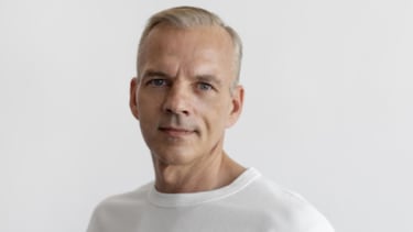 Una experta avisa de lo que sucede por arrancar una cana: “No es aconsejable” 