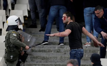 Durante los altercados de algunos aficionados del AEK la policia tuvo que intervenir. Los griegos asaltaron al campo y lanzaron bengalas a los seguidores del conjunto holandés. 