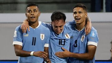 AMDEP3248. SANTIAGO DEL ESTERO (ARGENTINA), 04/06/2023.- Juan Cruz de los Santos (i), Franco González (c) y Rodrigo Chagas de Uruguay celebran un gol en propia puerta de Joshua Wynder de Estados Unidos hoy, en un partido de cuartos de final de la Copa Mundial de Fútbol sub-20 entre Estados Unidos y Uruguay en el estadio Único de Ciudades en Santiago del Estero (Argentina). EFE/ Juan Ignacio Roncoroni
