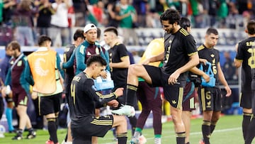 INGLEWOOD, CALIFORNIA - MARCH 20: Raul Jimenez #9 of Mexico celebrates his second goal of the game with Edson Alvarez #4 during the second half of CONCACAF Nations League Semifinal match against Canada at SoFi Stadium on March 20, 2025 in Inglewood, California.   Kevork Djansezian/Getty Images/AFP (Photo by KEVORK DJANSEZIAN / GETTY IMAGES NORTH AMERICA / Getty Images via AFP)