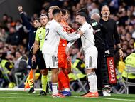 A quiet meeting between captain and coach steadies a fragile locker room at a decisive point in the season.