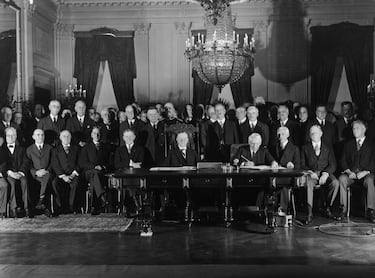 En agosto, 65 naciones firmaron el Pacto Kellogg-Briand en París, un acuerdo que buscaba "renunciar a la guerra como instrumento de política nacional".