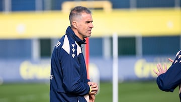 Gaizka Garitano dirigiendo un entrenamiento en la Ciudad Deportiva.