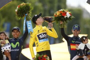 Chris Froome se pone la amarilla y celebra como campeón del Tour de Francia 2015. 