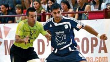 Gabriel aguanta el balón.