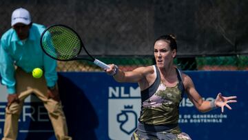 La tenista española Nuria Parrizas devuelve la pelota ante la jugadora de China Xiyu Wang durante un partido en el Abierto de Tenis de Monterrey.