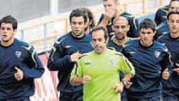 <b>PIÑA. </b>Enrique Ruiz guía el entrenamiento del Málaga.