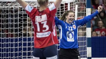 Silje Solberg, la portera de Noruega, celebra la victoria ante Francia en la semifinal del Europeo.