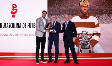 Nico Williams, Rodri y Luis de la Fuente reciben de manos de Lepoldo Satrústegui; presidente de Hyundai España, el trofeo Premio As del Deporte 2024 a la selección española masculina de fútbol.