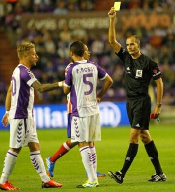 El árbitro Álvarez Izquierdo amonesta con tarjeta amarilla al jugador del Valladolid Fausto Rossi.