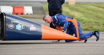 Andy Green, piloto poseedor del récord mundial de velocidad comprueba su vehículo Bloodhound SSC Supersonic, antes de una sesión de entrenamientos en el Aeropuerto Newquaym, en Reino Unido. Andy Green alcanzó los 321 kilómetros por hora en cinco segundos durante la prueba.