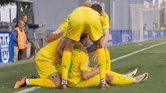 Los compañeros felicitan a Yeremay tras el 0-1 al Rayo Majadahonda de penalti a lo Panenka.