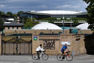 En el domingo intermedio del torneo, conocido como ‘Middle Sunday’, no hay competición en Wimbledon, un caso único en la historia de los torneos de tenis que sólo ha tenido contadas excepciones cuando la climatología ha impedido el normal transcurso de las primeras jornadas del torneo, como ocurrió por última vez en 2016. Se estableció por un acuerdo alcanzado con los vecinos de la zona, para que ese día pudieran pasarlo con tranquilidad, sin las aglomeraciones ni el bullicio propio de la competición.