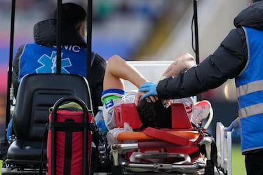 El delantero del Alavés Tomás Conechny es retirado en camilla tras sufrir un golpe en la cabeza al chocar con el centrocampista del FC Barcelona Gavi durante el partido de LaLiga entre el FC Barcelona y el Alavés.