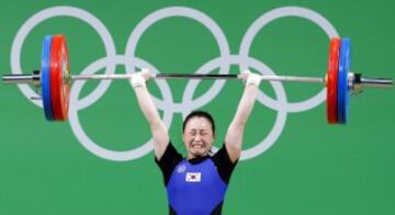 Yoon Jin-hee of South Korea competes during the women's 53kg category of the Rio 2016 Olympic Games Weightlifting events at the Riocentro in Rio de Janeiro, Brazil, 07 August 2016. Yoon Jin-hee won the bronze medal. (Brasil) 