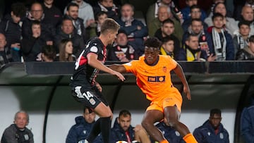 CARTAGENA, 08/01/2024.- El extremo derecho del Valencia C.F David Otorbi (d), de 16 años, dos meses y 19 días ha sido el futbolista de la historia más joven en debutar con el primer equipo del Valencia, durante partido de dieciseisavos de final de Copa del Rey que disputaron ayer 07/01/2024 contra el F.C Cartagena en el estadio Cartagonova. Otorbi, de padres nigerianos, nacio en 2007 en El Cabanyal (Valencia). Empezó en el Malvarrosa y el Atlético Cabanyal y en categoría infantil interesó al Valencia, en el que se ha convertido fijo en el equipo de Juvenil División de Honor y tiene firmado contrato hasta junio de 2026 con otro año opcional.- EFE/Marcial Guillén
