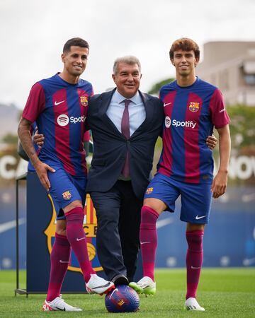 Laporta, con João Félix y João Cancelo.