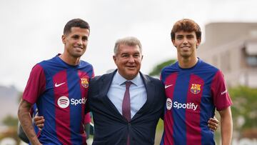 Laporta, con João Félix y João Cancelo.