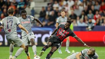 SALZBURG, AUSTRIA - SEPTEMBER 06: Lucas Gourna-Douath of Red Bull Salzburg, Divock Origi of AC Milan and Strahinja Pavlovic of Red Bull Salzburg battle for the ball during the UEFA Champions League group E match between FC Salzburg and AC Milan at Football Arena Salzburg on September 6, 2022 in Salzburg, Austria. (Photo by Roland Krivec/DeFodi Images via Getty Images)
