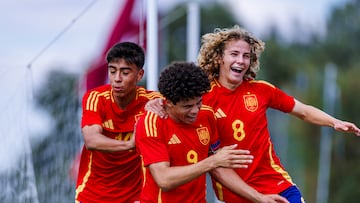 Enzo Alves celebra un gol con la Sub-17.