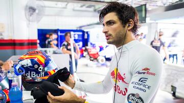 Carlos Sainz en el box de Toro Rosso en Sepang.