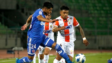 Futbol, Universidad de Chile vs Cobresal.
Octavos de final, Copa Chile 2022.
El jugador de Universidad de Chile Dario Osorio, izquierda, disputa el balon con Ivan Contreras de Cobresal durante el partido de vuelta de los octavos de final de la Copa Chile realizado en el estadio Elias Figueroa de Valparaiso, Chile.
22/08/2022
Andres Pina/Photosport
Football, Universidad de Chile vs Cobresal.
Round of 16, 2022 Copa Chile Championship.
Universidad de Chile's player Dario Osorio, left, vies for the ball against Ivan Contreras of Cobresal during the second leg match of the round of sixteen of the Copa Chile Championship held at the Elias Figueroa stadium in Valparaiso, Chile.
22/08/2022
Andres Pina/Photosport