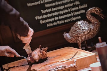 Imagen de la preparacin del Pato a la Sangre (Canard au sang) en Les Grands Buffets. Fotografa: Tryptic Comunicaci