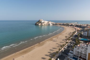 Es la playa más emblemática de esta localidad costera, con cinco kilómetros de arena dorada y un alto grado de ocupación. Su paseo marítimo ofrece todos los servicios necesarios, desde duchas hasta zonas deportivas e infantiles. Las vistas al Castillo del Papa Luna la convierten en un enclave único, donde historia y mar se funden. Galardonada con la “Q” de Calidad Turística, es ideal para disfrutar del Mediterráneo con comodidad y encanto. 