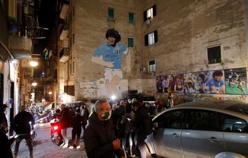 Los aficionados homenajean a Maradona en las calles de Nápoles.