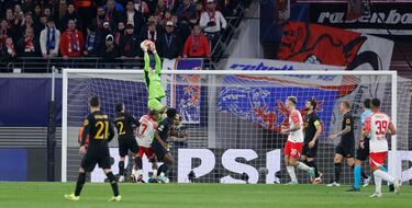 Saque de esquina y el portero ucraniano salta por encima de Aurelien Tochuameni y Lois pPenda para quedarse con el balón.