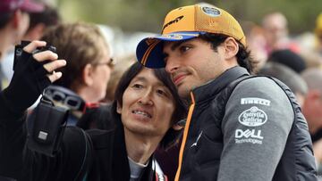 McLaren's Spanish driver Carlos Sainz Jr (R) poses for selfies in Melbourne on March 15, 2019, ahead of the Formula One Australian Grand Prix. (Photo by William WEST / AFP)