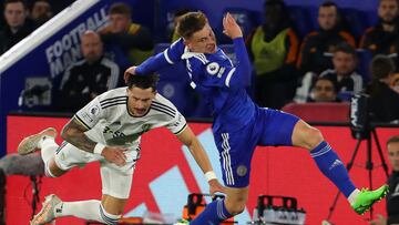 Leeds United's German defender Robin Koch (L) vies with Leicester City's English midfielder Harvey Barnes (R) during the English Premier League football match between Leicester City and Leeds United at King Power Stadium in Leicester, central England on October 20, 2022. (Photo by Geoff Caddick / AFP) / RESTRICTED TO EDITORIAL USE. No use with unauthorized audio, video, data, fixture lists, club/league logos or 'live' services. Online in-match use limited to 120 images. An additional 40 images may be used in extra time. No video emulation. Social media in-match use limited to 120 images. An additional 40 images may be used in extra time. No use in betting publications, games or single club/league/player publications. /