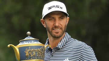 El golfista estadounidense Dustin Johnson posa con la copa tras ganar el World Golf Championship México 2019.