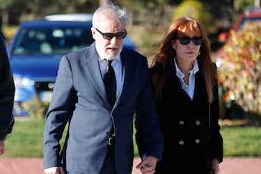 Fernando Guillén Cuervo y Lupe Cartié en el Tanatorio Parcesa La Paz de Tres Cantos, para dar el último adiós a Gemma Cuervo.