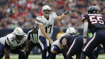 HOUSTON, TX - NOVEMBER 27: Philip Rivers #17 of the San Diego Chargers gives directions at the line of scirmmage in the second quarter against the Houston Texans at NRG Stadium on November 27, 2016 in Houston, Texas. Tim Warner/Getty Images/AFP
== FOR NEWSPAPERS, INTERNET, TELCOS & TELEVISION USE ONLY ==
