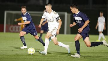 Fidalgo conduce el balón en una jugada del partido entre el Real Madrid Castilla y el Marino de Luanco.