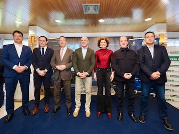 Luis de la Fuente, junto a los organizadores y autoridades presentes en Los desayunos de la APDV.