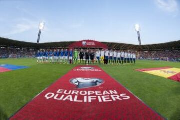 Ambos equipos en el centro del campo. 