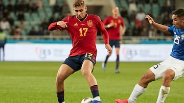 Fermín controla un balón ante la selección de Uzbekistán Sub-23.