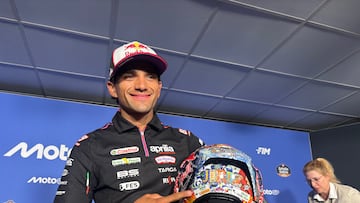 Martín muestra su casco con diseño especial para Jerez.
