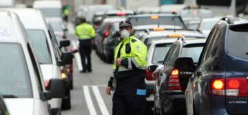 Un polic&iacute;a controla el tr&aacute;fico con mascarilla por la alta contaminaci&oacute;n en Madrid